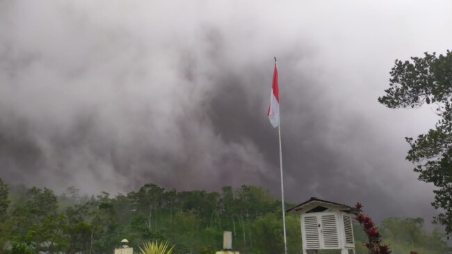 Foto. Gunung Merapi Muntahkan APG, Hujan Air Disertai Abu Vulkanik Terjadi di Boyolali dan Magelang.