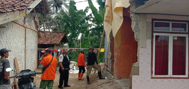 Foto. Gempa Guncang Kota Bogor, Puluhan Rumah dan Fasum Rusak Berat.