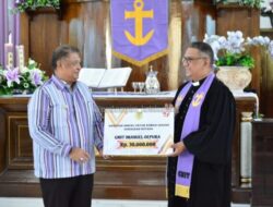 Serahkan Bantuan di GMIT Imanuel Oepura, Pj. Walikota Minta Jemaat Jaga Kekondusifan Kota Kupang