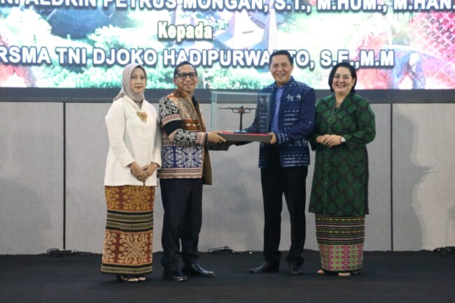 Foto. Hadiri Acara Kenal Pamit, Pj. Gubernur NTT Sampaikan Terima Kepada Mantan Danlanud El Tari Kupang.