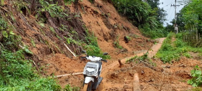 Foto. Seorang Pemotor Meninggal Dunia Tertimpa Longsor di Kabupaten Tanah Datar.