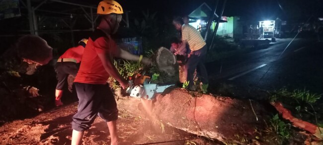 Foto. Tengah Bersihkan Drainase, 2 Orang Meninggal Tertimpa Tanah Longsor, BPBD: Waspada Longsor Susulan.