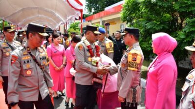 Foto. Momen Spesial: Kapolda NTT Irjen Pol. Daniel Tahi Monang Silitonga Disambut Adat Natoni.