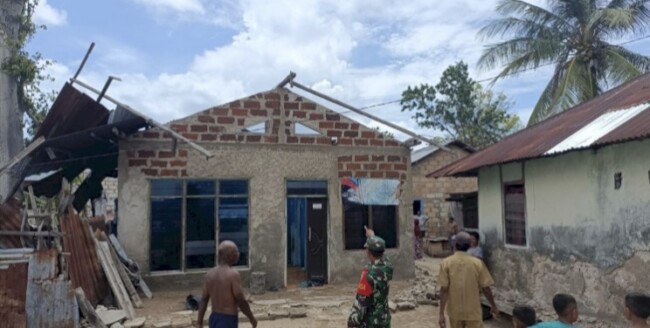 Foto. Angin Puting Beliung di Kupang Sapu Atap Rumah Warga Kupang Barat.
