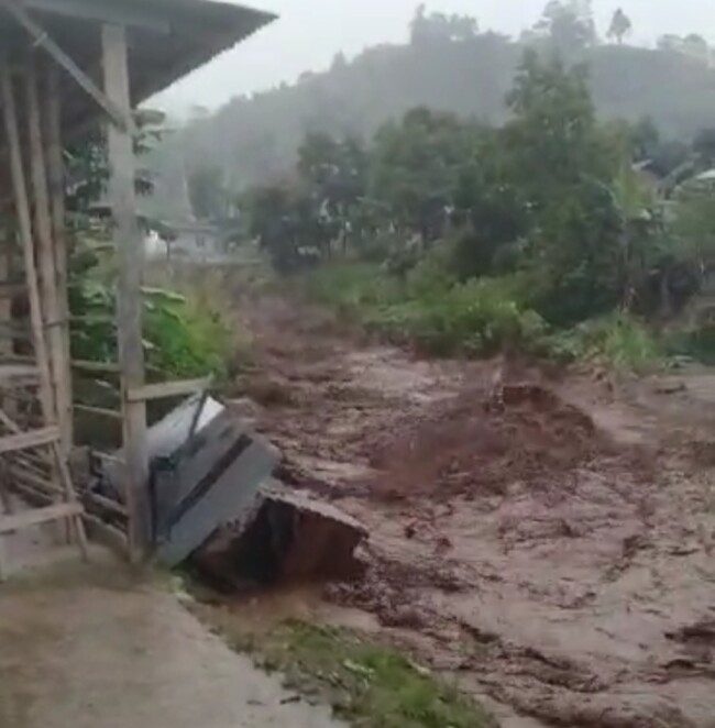 Foto. Banjir Bandang Mandailing Natal, Puluhan Jiwa Mengungsi.