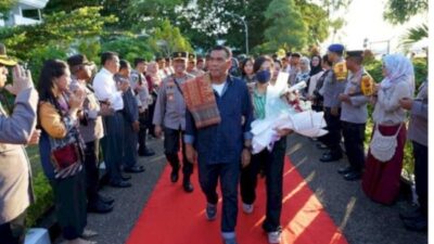 Foto. Tiba di Kupang, Kapolda NTT Irjen Pol. Daniel Tahi Monang Silitonga dan Istri Dikalungi Kain Adat.