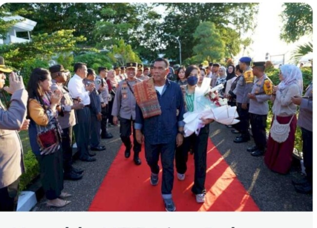 Foto. Tiba di Kupang, Kapolda NTT Irjen Pol. Daniel Tahi Monang Silitonga dan Istri Dikalungi Kain Adat.