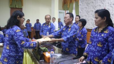 Foto. Bupati Kupang Serahkan DPA Tahun 2024 kepada SKPD di Lingkup Pemkab Kupang.