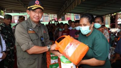 Foto. Tinjau Lokasi Terdampak Erupsi Lewotobi Laki-Laki, Kepala BNPB Tambah Dukungan DSP Rp250 Juta.