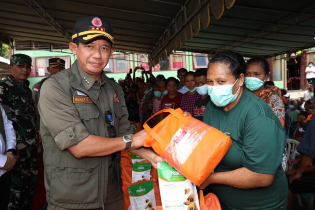 Foto. Tinjau Lokasi Terdampak Erupsi Lewotobi Laki-Laki, Kepala BNPB Tambah Dukungan DSP Rp250 Juta.