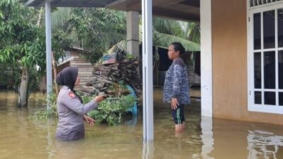 Salut, Polwan Cantik Ini Nekat Terjang Banjir Guna Memberikan Trauma Healing Kepada Masyarakat