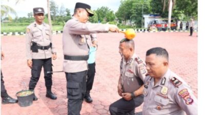 Foto. Pergantian Tahun, Kapolres Kupang, AKBP Anak Agung Pimpin Upacara Kenaikan Pangkat 46 Personel.
