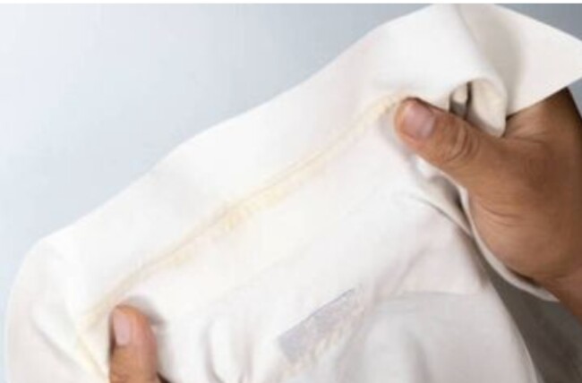 Foto.Bikin Kesal, Dekil Menempel di Kerah Baju Putih? Ikuti 6 Tips Ampuh Membersihkannya!