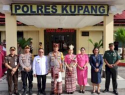 Kunker di Polres Kupang, Kapolda NTT dan Ketua Bhayangkari mengenakan Pakaian Adat Amarasi