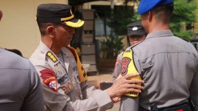 Foto. Karoops Polda NTT Pimpin Apel Penyematan Bet lengan Pengamanan TPS.