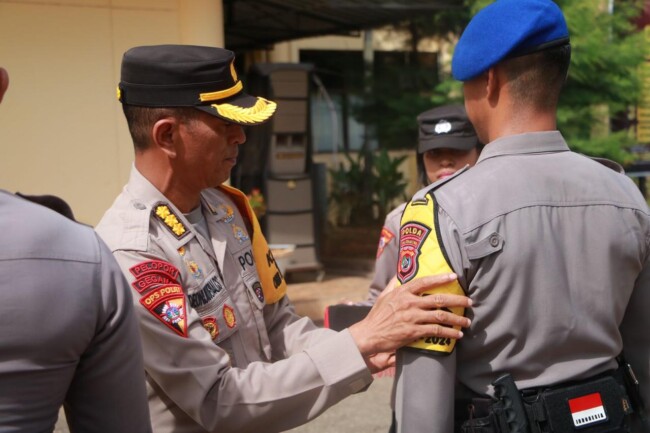 Foto. Karoops Polda NTT Pimpin Apel Penyematan Bet lengan Pengamanan TPS.