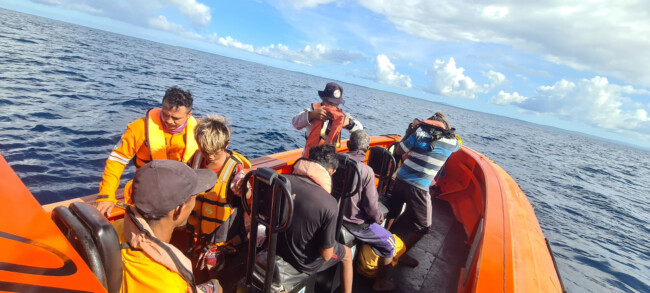 Foto. Mati Mesin di Selat Pukuafu, Tim SAR Berhasil Evakuasi 7 Nelayan.