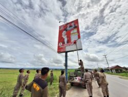 9 Jam Pol PP dan Bawaslu Bersihkan Semua APK di Jalan Timor Raya
