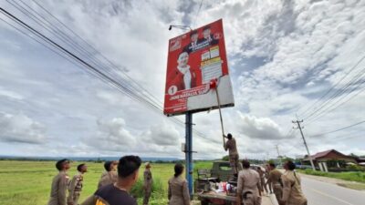Foto. 9 Jam Pol PP dan Bawaslu Bersihkan Semua APK di Jalan Timor Raya.