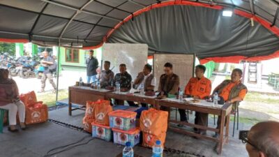 Foto. BNPB Serahkan Dukungan Penanganan Angin Puting Beliung di Kabupaten Bandung.