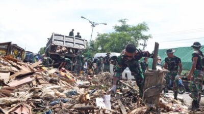 Foto. Pasca Banjir Demak: Tim Gabungan Masifkan Pembersihan Fasos-Fasum Desa Terdampak.