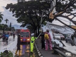 Ratusan Rumah Rusak Akibat Puting Beliung di Bandung dan Sumedang