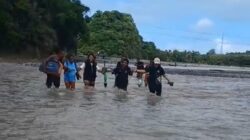 Sukseskan Bulan Timbang Februari, Nakes di Kupang Nekat Terobos Banjir