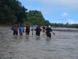 Sukseskan Bulan Timbang Februari, Nakes di Kupang Nekat Terobos Banjir