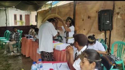 Foto. Suasana Pemilihan di TPS 09 Kelurahan Tarus, KPPS Gunakan Pakaian Adat.