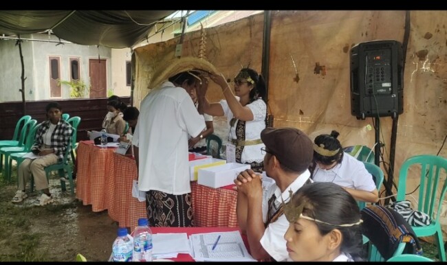 Foto. Suasana Pemilihan di TPS 09 Kelurahan Tarus, KPPS Gunakan Pakaian Adat.