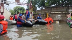 Banjir Masih Genangi DKI, BPBD Kerahkan Personel dan Siagakan Perahu Karet