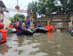 Banjir Masih Genangi DKI, BPBD Kerahkan Personel dan Siagakan Perahu Karet