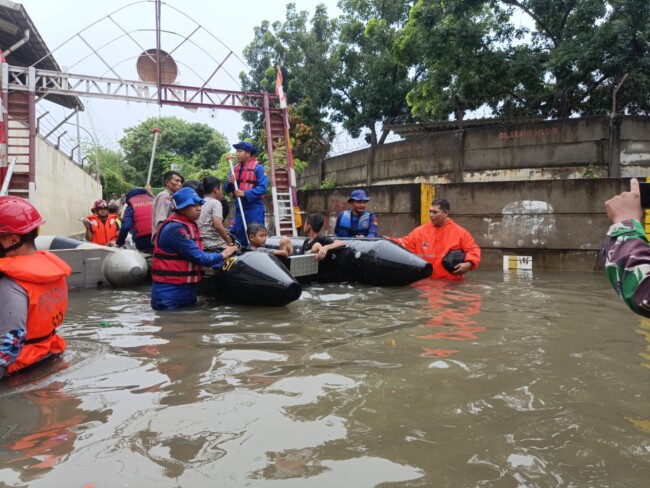 Foto. Banjir Masih Genangi DKI, BPBD Kerahkan Personel dan Siagakan Perahu Karet.