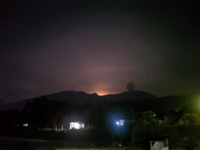 Foto. Gunung Marapi Kembali Meletus, Bandara BIM Ditutup Sementara.