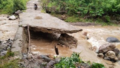 1 Jembatan Penghubung Kecamatan di Kupang Putus Imbas Cuaca Buruk, Warga Terisolir