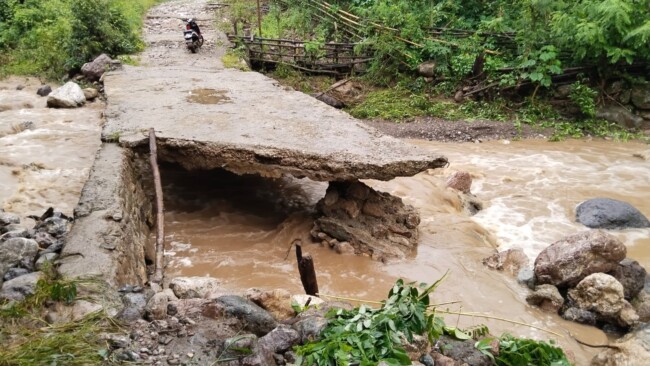 Foto. 1 Jembatan Penghubung Kecamatan di Kupang Putus Imbas Cuaca Buruk, Warga Terisolir.