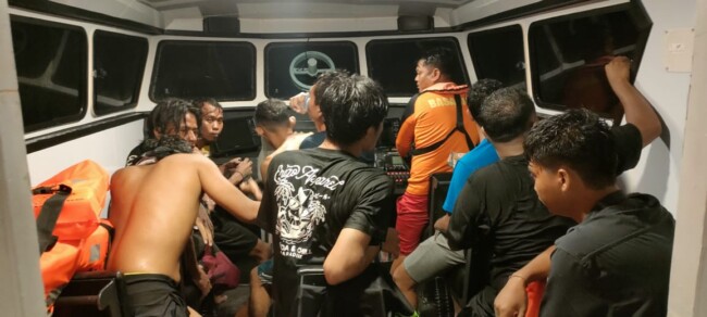 Foto. Tim SAR Gabungan Berhasil Evakuasi 36 Korban Kapal Tengelam di Perairan Oeba dan Pulau Kera.