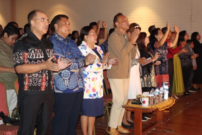 Foto. Pj. Wali Kota dan Mantan Wali Kota Kupang, Hadiri Syukuran Ke-27 Sekolah Komunitas Kristen Tunas Bangsa.