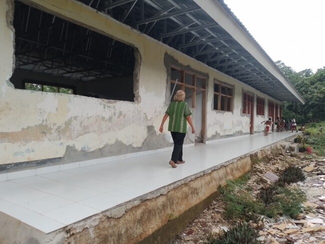 Foto. Rehabilitasi Gedung SDI Buraen Mangkrak, Kontraktor Tinggalkan Pekerjaan Hingga Gonta Ganti Tukang.