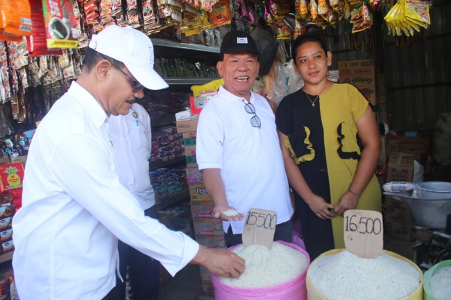 Foto. Jelang Libur Paskah dan Idul Fitri, Bupati Kupang Pantau Ketersedian Pangan di Pasar Oesao.