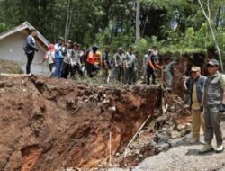 Kepala BNPB Tinjau Lokasi Terdampak Pergerakan Tanah Bandung Barat