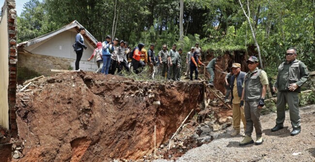 Foto. Kepala BNPB Tinjau Lokasi Terdampak Pergerakan Tanah Bandung Barat.