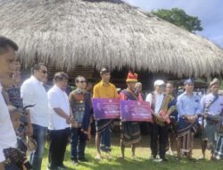 Kunker di Sumba Barat Daya, Pj. Gubernur NTT Serahkan Bantuan Rehabilitasi Rumah Adat