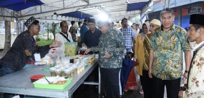 Foto. Penjabat Wali Kota Kupang Apresiasi Dibukanya Pasar Kuliner Takjil di Bonipoi.