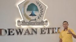 Foto. Sekretaris Partai Golkar Kabupaten Kupang, Adukan Ketua DPD II Ke Dewan Etik, Ini Tanggapan Daniel Taimenas.