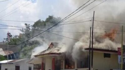 Foto. Mapolsek Borong NTT Terbakar, Kapolres Manggarai Timur Ungkap Dugaan Kebakaran.