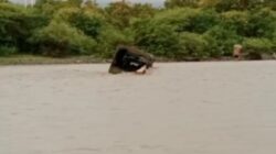 Detik detik  Mobil Truk TNI Terjebak di Sungai Netlopen, Kabupaten Kupang