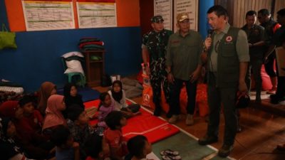 Pastikan Penanganan Berjalan Baik, Kepala BNPB Tinjau Longsor di Kabupaten Bandung Barat
