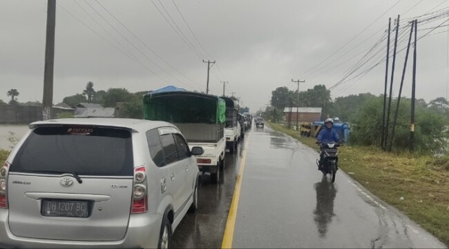 Foto. Terendam Banjir, Antrean Kendaraan di Jalan Timor Raya Mengular Hingga Tiga Kilometer.