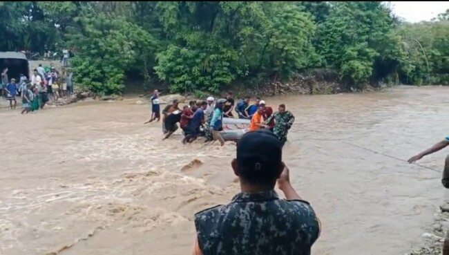 Foto. Viral, Ibu Hamil di Kupang Terpaksa Dievakuasi Menerobos Derasnya Arus Banjir Untuk Viral, Ibu Hamil di Kupang Terpaksa Dievakuasi Menerobos Derasnya Arus Banjir Untuk Melahirkan.